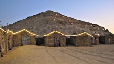 Hutten bij het Dunes Camp in Siwa met op de achtergrond de berg