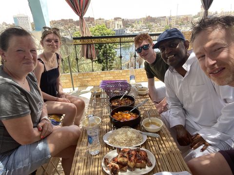 Eten bij een lokale Nubische familie thuis in Aswan, Egypte