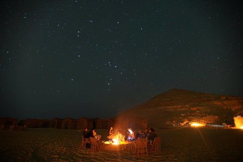 Gezellig kampvuur tijdens de Siwa groepsreis in het Dunes Camp