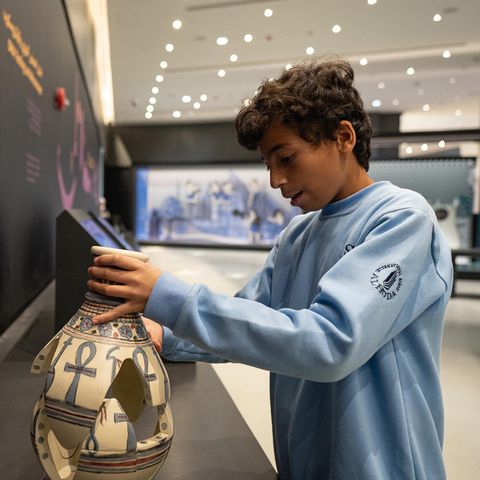 Jongen in het GEM Children's Museum | Grand Egyptian Museum Cairo