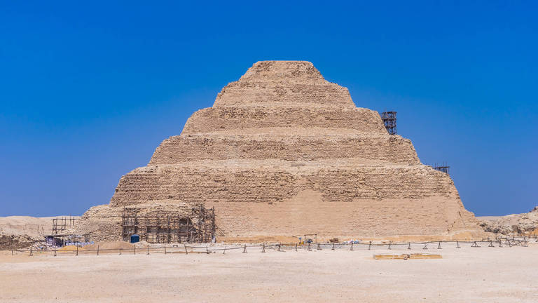 Piramide van Sakkara, een van de onbekende piramides in Caïro Egypte
