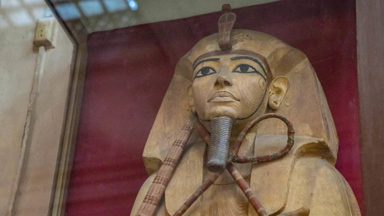 Beeld van Toetanchamon in het nieuwe Egyptisch museum in Caïro
