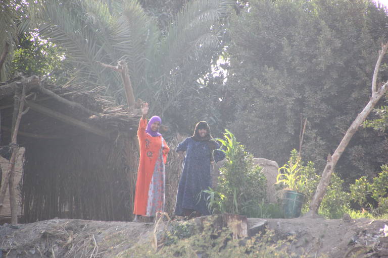 Egyptische lokale bevolking zwaait vanaf de Westbank van de Nijl