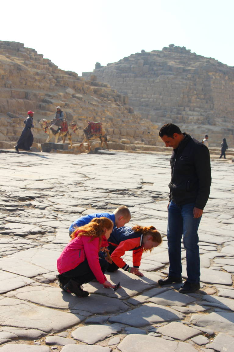 Familie excursie naar de piramides van Gizeh met kinderen in Caïro | Kingfisher Tours Egypte