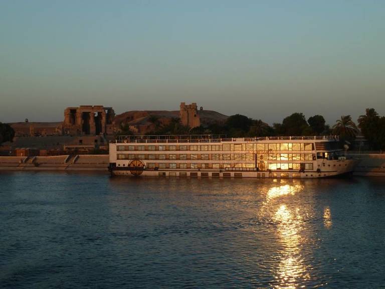 Nijlcruiseboot voor Kom Ombo bij zonsondergang