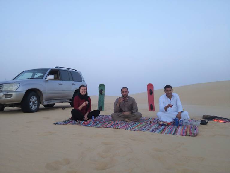 Thee drinken vlak voor het sandboarden in Siwa