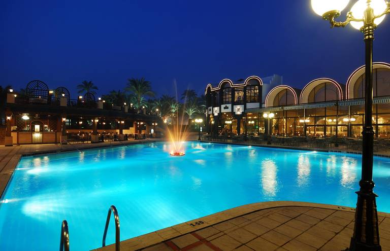Zwembad van het Pyramids Resort by Jaz hotel in Caïro