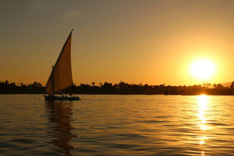 Felucca zeilen Luxor zonsondergang